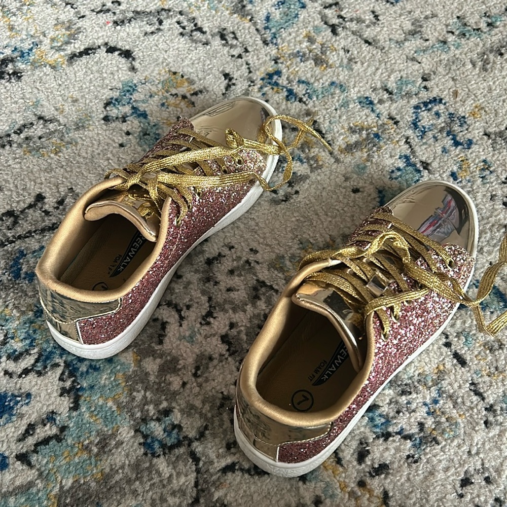 Free walk Foam fit. Comfortable fashion sneakers.  size 7 true to size